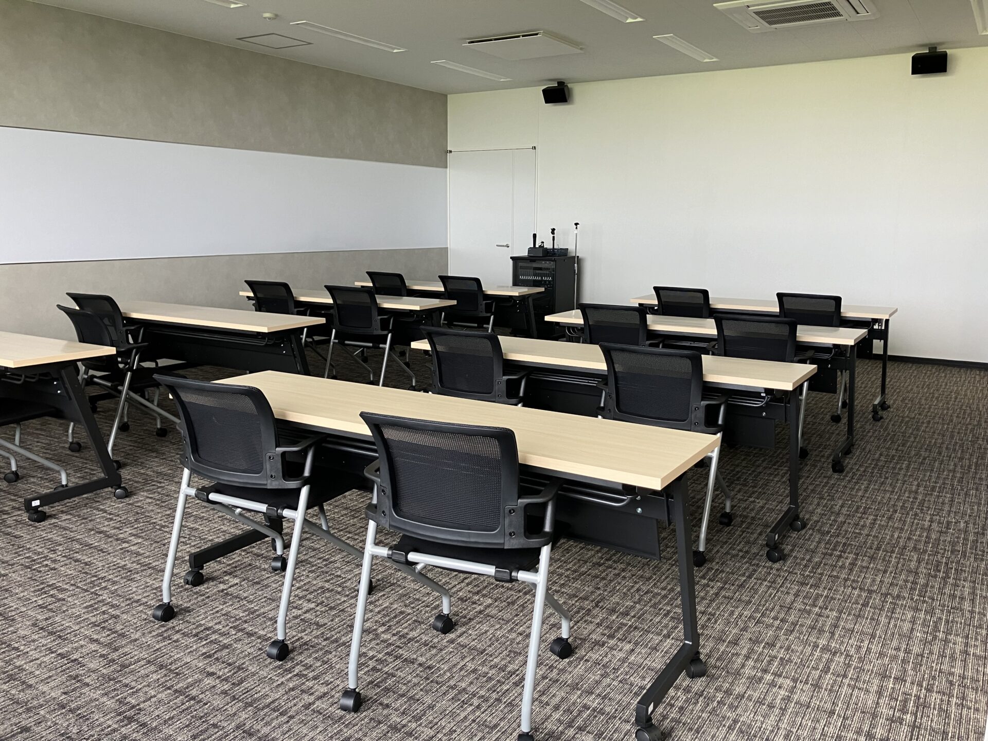 社員用会議室リニューアルの納品事例